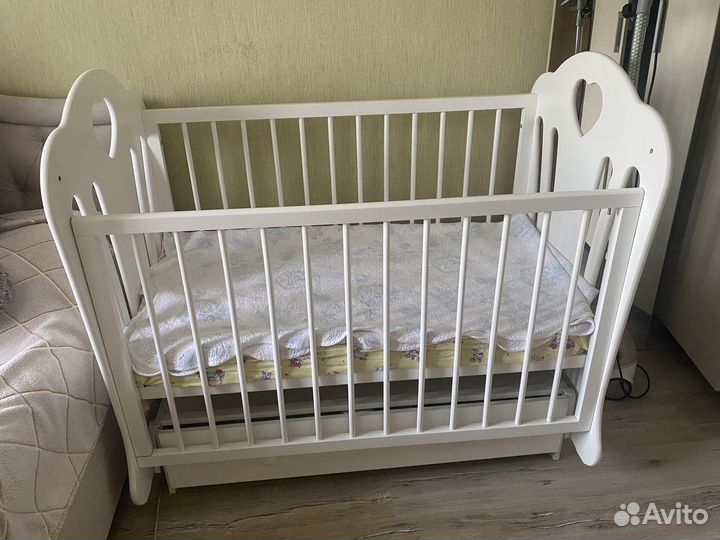 Детская кроватка с маятником и ящиком