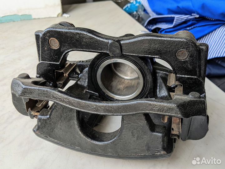 Суппорт тормозной передний Honda CR-V III (07-12)