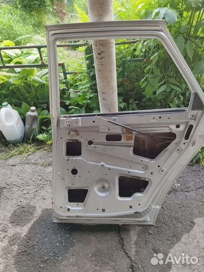 Задняя правая дверь на приору