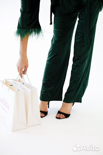 Велюровый костюм с перьями