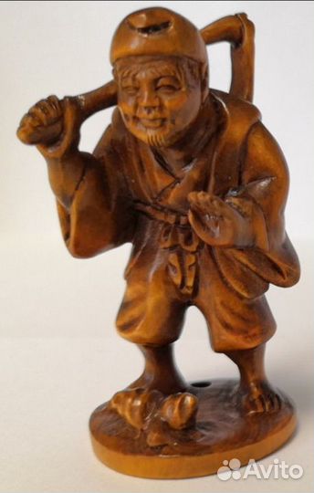 Крестьянин с мотыгои на плече Нэцке Нецке