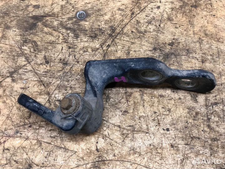 Петля двери передней правой ниж. Ford Focus II