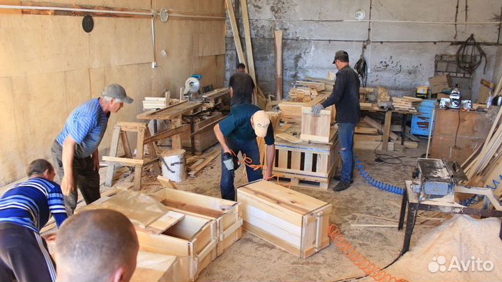 Упаковщик бака в деревянную обрешетку