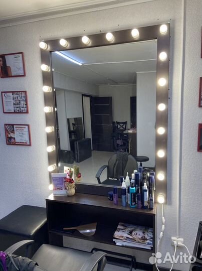 Гримерное зеркало с лампочками