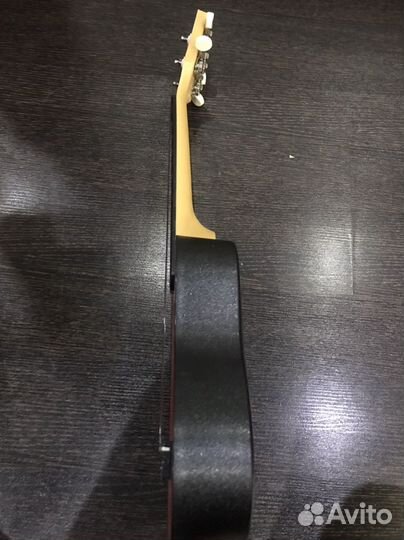 Укулеле красного цвета