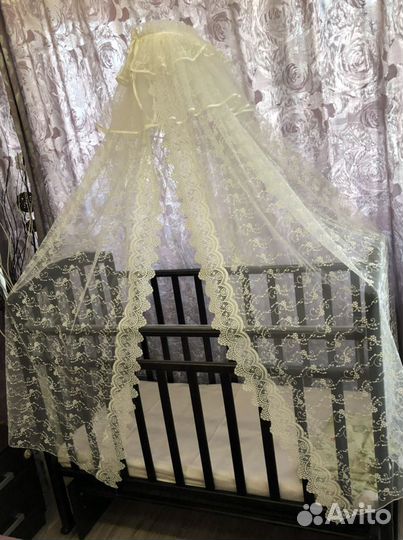 Детская кроватка с маятником