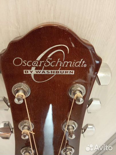 Электроакустическая гитара с футляром