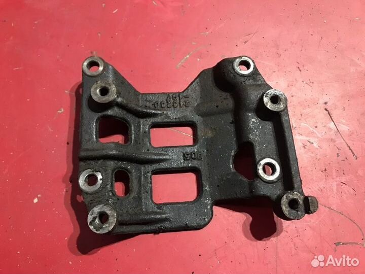 Кронштейн компрессора кондиционера Toyota Avensis