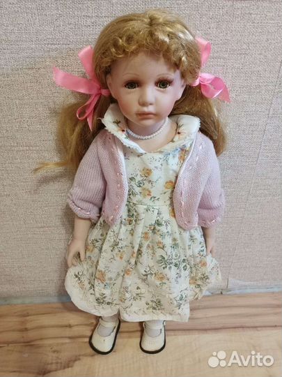 Коллекционная фарфоровая кукла 55 см