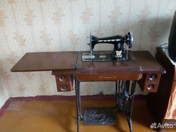 Старинная швейная машина
