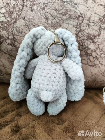 Вязаный заяц брелок