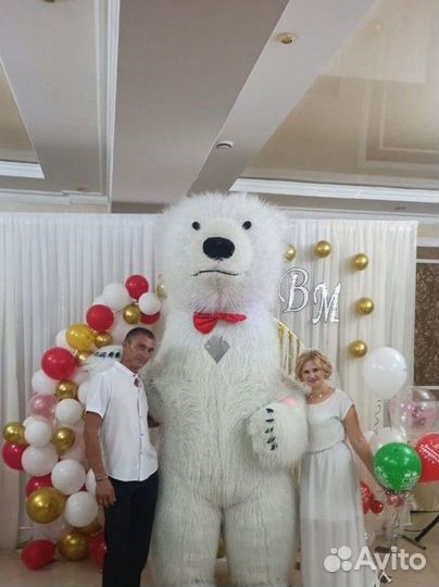 Мишка сидит и с нетерпением ждёт ваших праздников