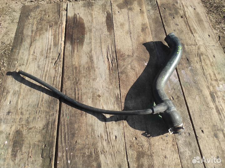 Патрубок системы охлаждения Volkswagen Passat B3