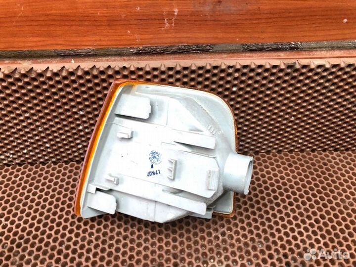 Поворотник правый Audi 100 C3