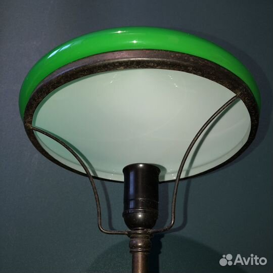 Лампа настольная с зеленым плафоном