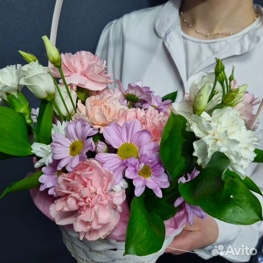 Весенняя композиция из цветов в корзинке. 46-10-00