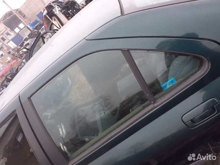 Задняя левое стекло Peugeot 406