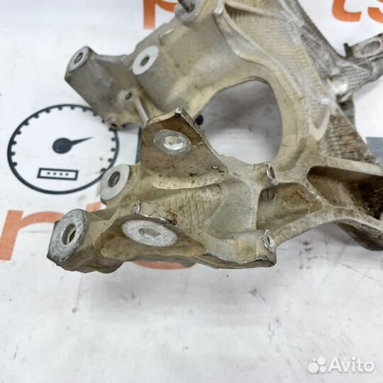 Кронштейн левый Audi A4 B9 2019