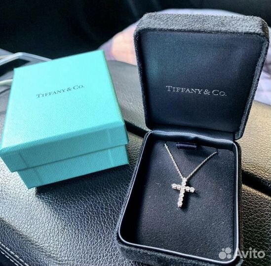 Золотой крест с цепью Tiffany с брил. 0.82 ct