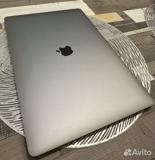 MacBook Pro 15 2017 i7 2.9ггц/16/512/Radeon 560