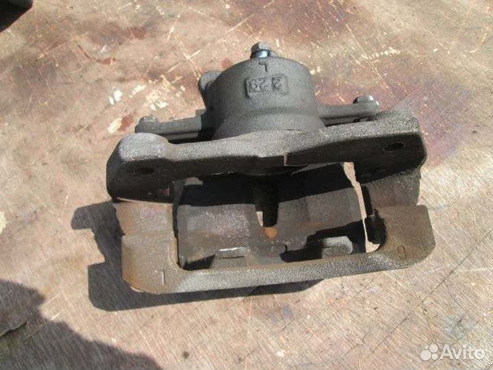 Суппорт передний левый Toyota Corolla Fielder