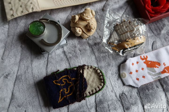 Лот из разных вещей: свечи, крючки, фигурки и др