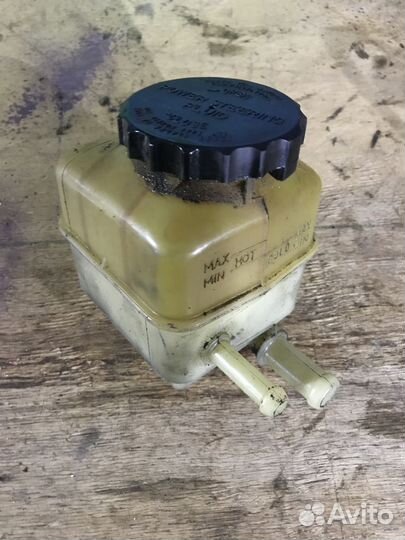 Бачок гур на Тойота Солара 1