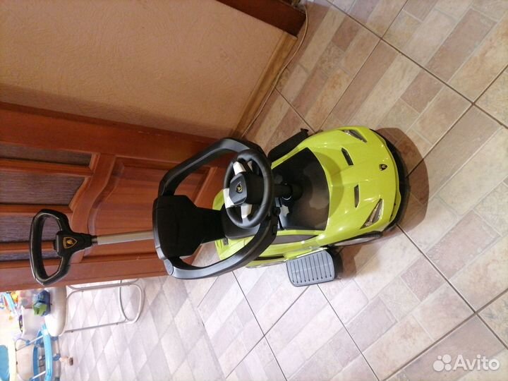 Машина каталка с ручкой