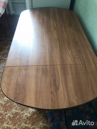 Кухонный стол с табуретами