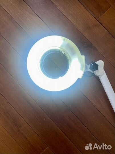 Лампа лупа для косметолога б/у на кронштейне