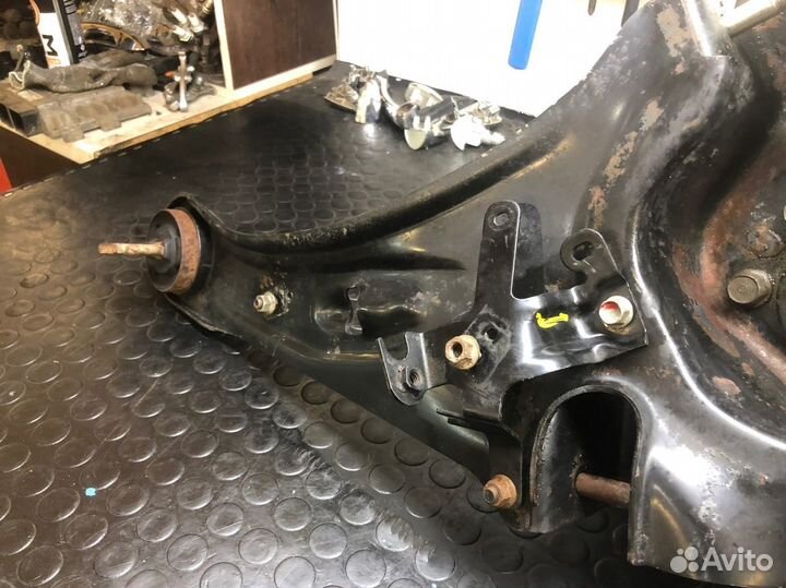 Кулак задний Mitsubishi Outlander 3 правый