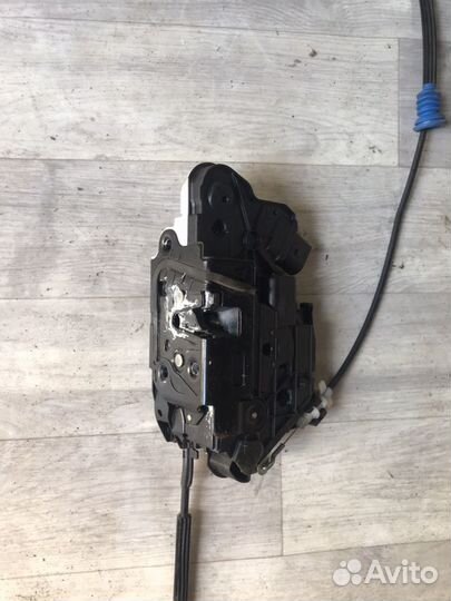 5N1837015e Замок водительской двери VW Tiguan Pass