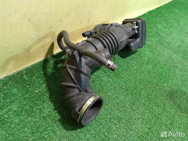 Патрубок воздушного фильтра Toyota Avensis II 2003