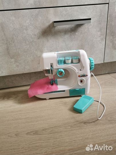 Игрушечный утюг и швейная машинка для девочки