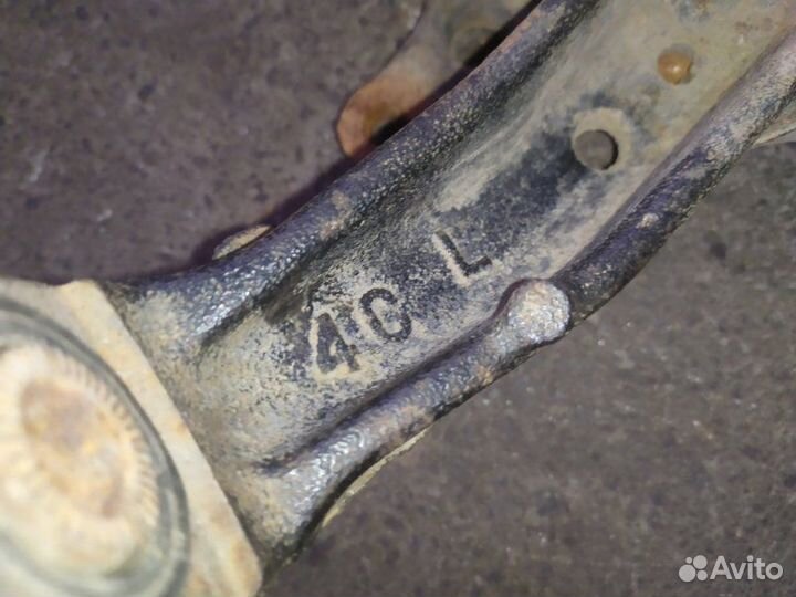 Кулак поворотный задний левый Lexus Rx350 2