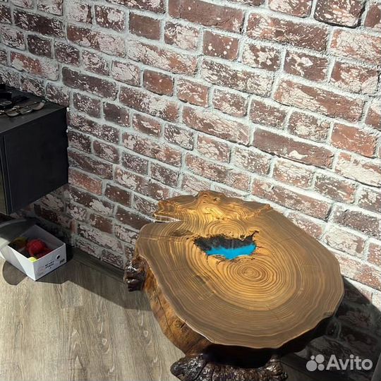 Столик полки на стволе дерева