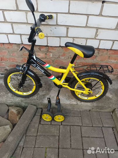 Детский велосипед с дополнительными колесами