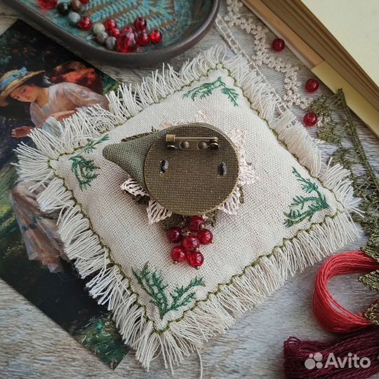 Брошь вышитая 