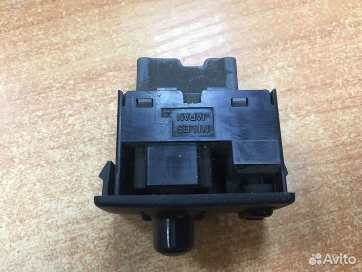 Блок управления зеркалами Nissan Bluebird U14 с199