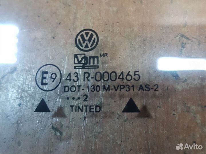 Стекло двери зад. лев. неподвижное VW bora jetta4
