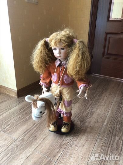 Кукла фарфоровая