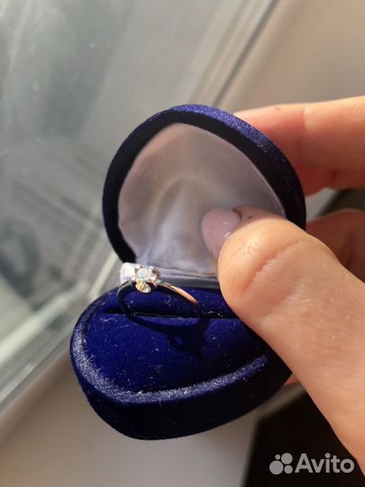 Кольцо из белого золота с бриллиантом