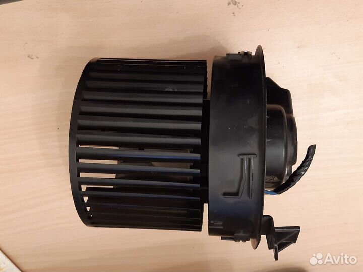 Моторчик вентилятора в сборе Nissan juke