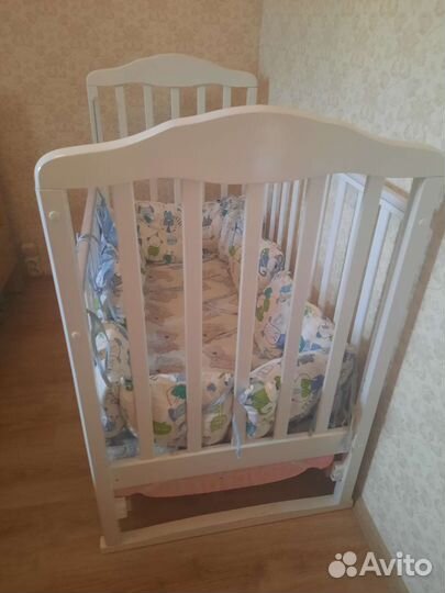 Детская кроватка с матрасом и маятиками
