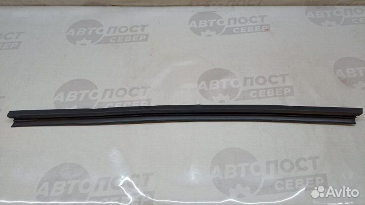 Уплотнитель стекла двери передний правый Volvo