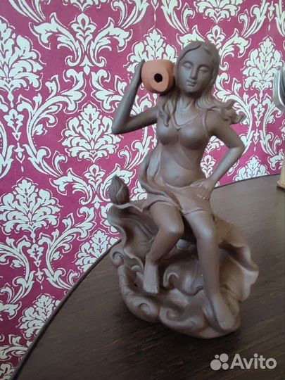 Фигурка девушка С кувшином
