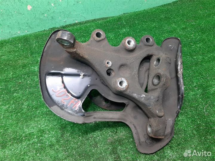 Кулак передний правый Mercedes Benz C-Class W204