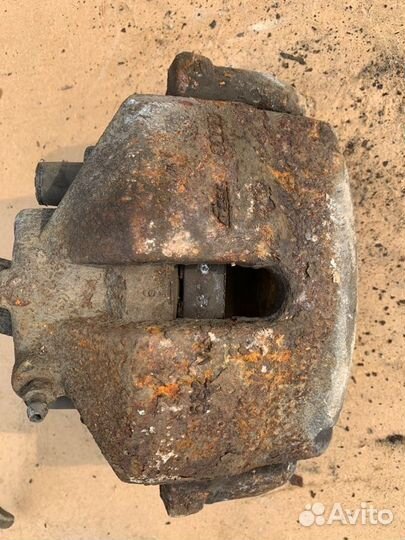 Суппорт передний правый Volkswagen Jetta 5