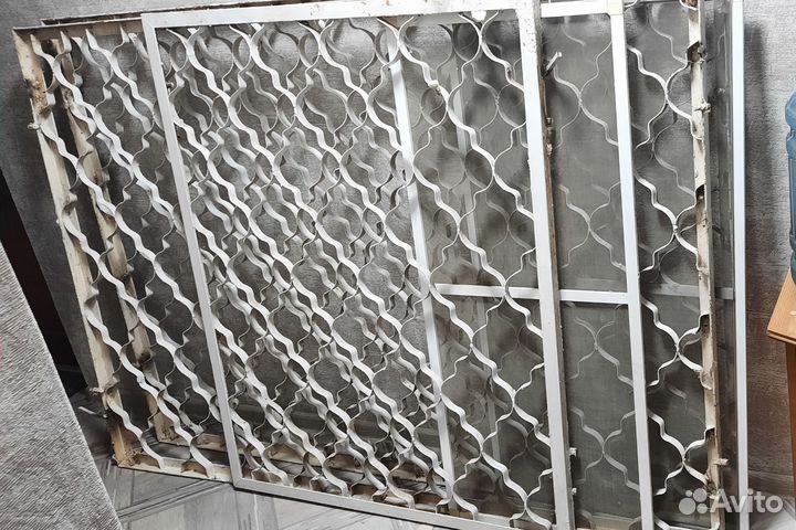 Решетки на окна 2 большие одна поменьше