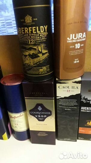 Пустые коробки и бутылки от виски